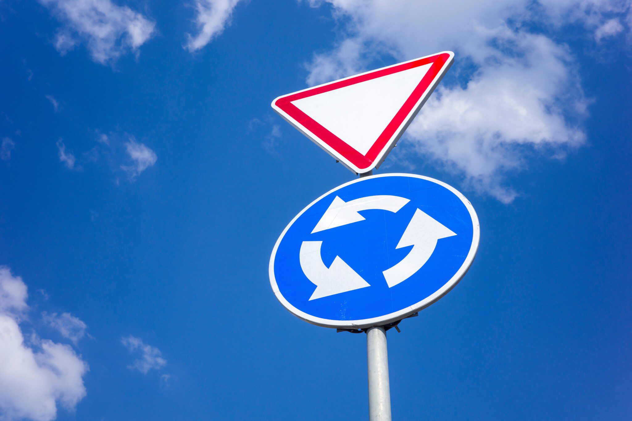 quien tiene prioridad que coche tiene prioridad señales