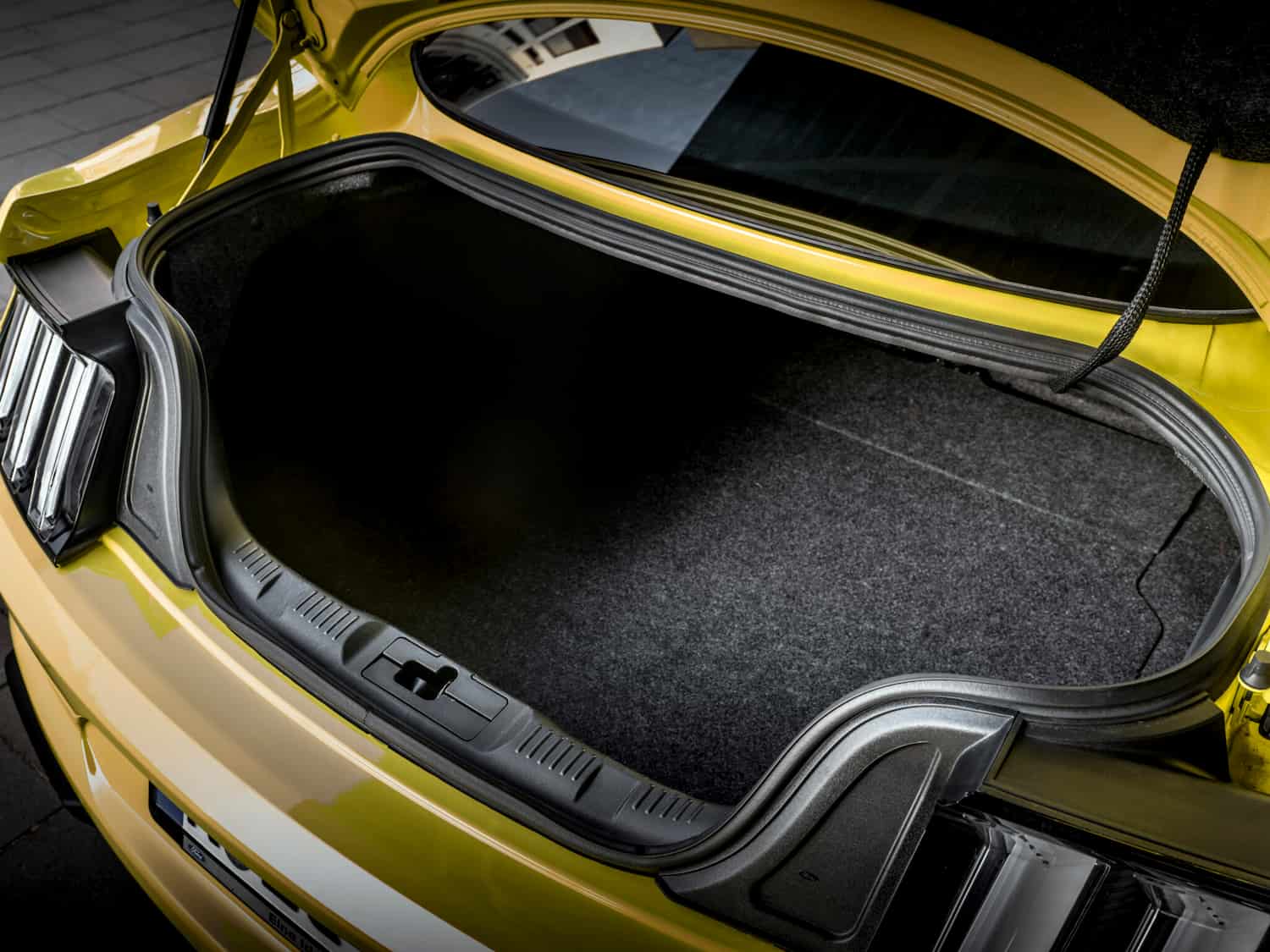 Ford Mustang maletero